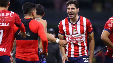 Antonio "Pollo" Briseño celebra el triunfo de Chivas sobre América.