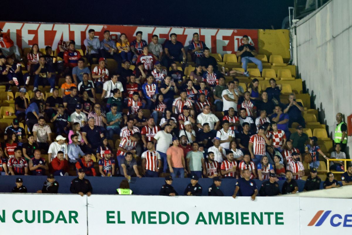 Afición de Chivas de Guadalajara en el encuentro de ida de la gran final del Torneo Clausura 2023 de la Liga MX.