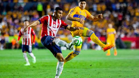 Gilberto Sepúlveda (Chivas) y Nicolás Ibañez (Tigres) en el encuentro de ida de la final del Clausura 2023 de la Liga MX.