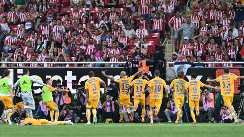 Guido Pizarro en festejo de gol junto a Tigres de la UANL.