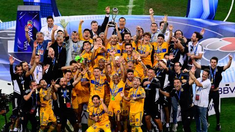 Jugadores de Tigres en festejo con el trofeo de campeón de la Liga MX.