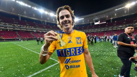 Sebastián Córdova celebra el campeonato del Torneo Clausura 2023 de la Liga MX con Tigres de la UANL.