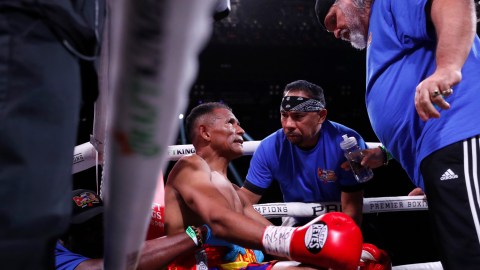 Ismael Barroso en el combate contra Rolly Romero.