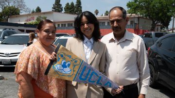 Arianna Cabezas celebra con su mamá María Farías y papá José Cabezas que fue aceptada en UCLA.(Cortesía)