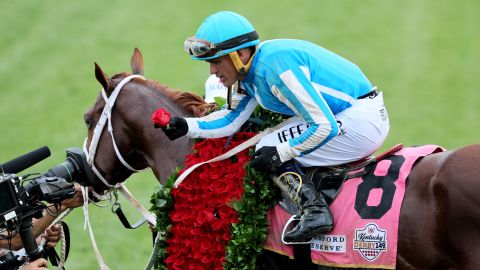 Javier Castellano se llevó el Kentucky Derby con Mage.