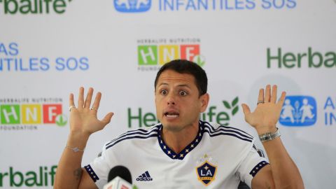 Javier Chicharito Hernández de los Ángeles Galaxy habla durante una rueda de prensa en Ciudad de México.