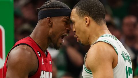 Jimmy Butler se encara con Grant Williams.