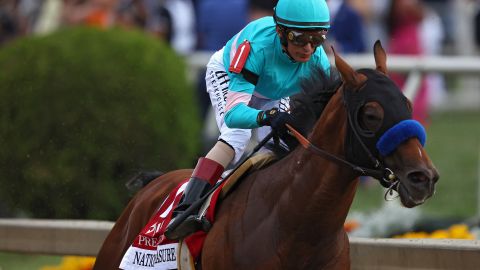 John Velázquez se lleva el Preakness Stakes montando al ejemplar National Treasure.