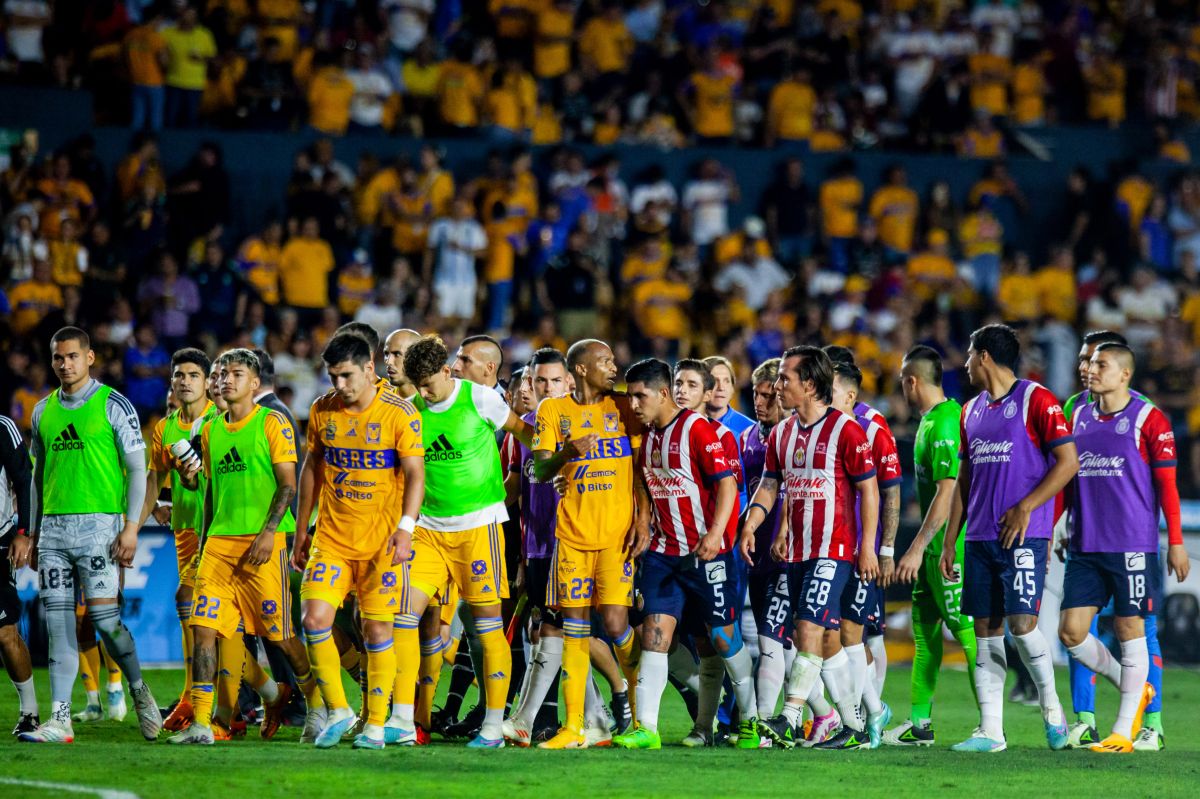 Jugadores de Tigres y Chivas en conato de bronca, durante el partido de ida del torneo Clausura 2023 de la Liga MX.