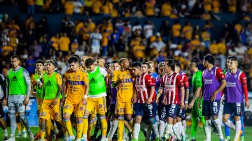 Jugadores de Tigres y Chivas en conato de bronca, durante el partido de ida del torneo Clausura 2023 de la Liga MX.