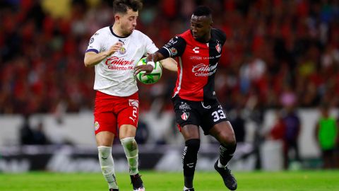 Julián Quiñones (d) de Atlas disputa el balón con Alan Mozo (i) del Guadalajara.