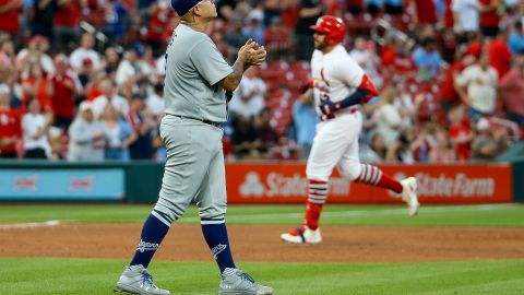 Julio Urías fue apaleado por los Cardinals.