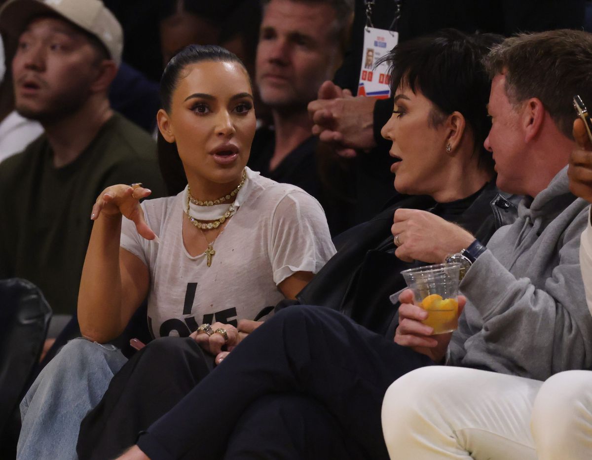 Kim Kardashian y su mamá Kris Jenner en un juego de Los Angeles Lakers.
