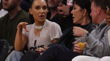 Kim Kardashian y su mamá Kris Jenner en un juego de Los Angeles Lakers.