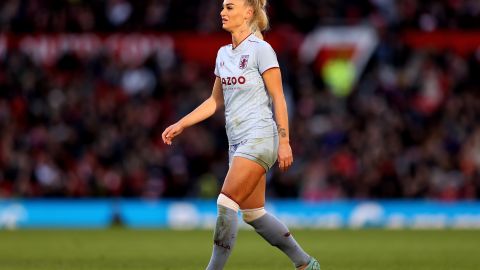La suiza Alisha Lehmann uniformada con los colores del Aston Villa.