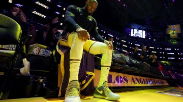 LeBron James no pudo evitar la barrida de los Lakers contra los Nuggets.