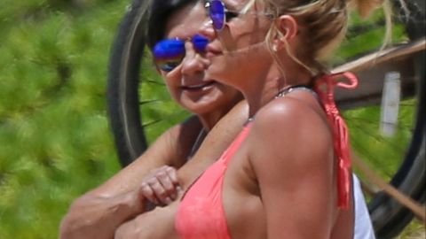 Britney Spears junto a su madre, Lynne Spears, hace muchos años en Hawái.