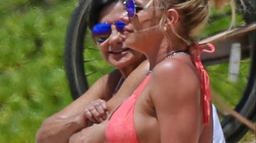 Britney Spears junto a su madre, Lynne Spears, hace muchos años en Hawái.