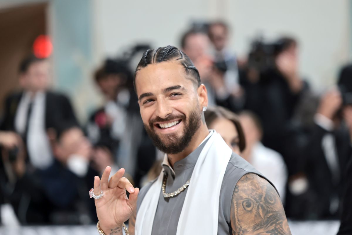 Maluma cleans up his dog's poop before the arrival of his new grape ...