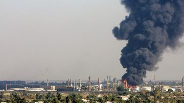 Masivo incendio provoca enorme nube de humo en refinería de Texas