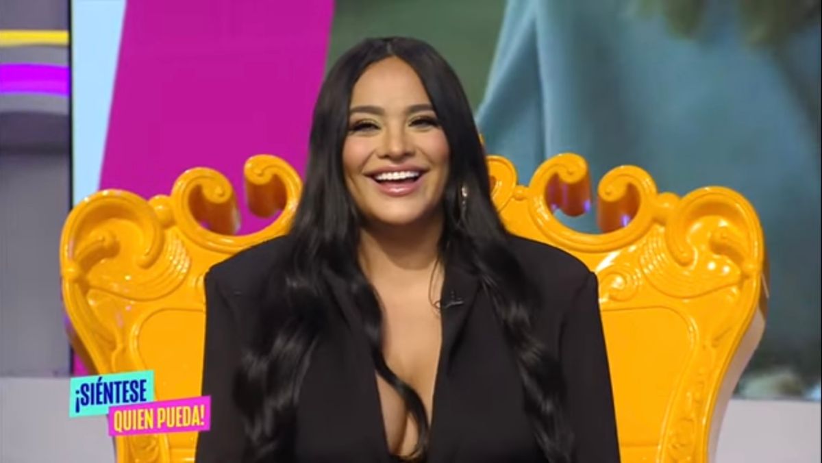 Mayeli Alonso, ex de Lupillo Rivera y empresaria, en el set de Siéntese Quién Pueda.