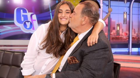 Mia de Molina y su papá, Raúl de Molina en el set de Univision.