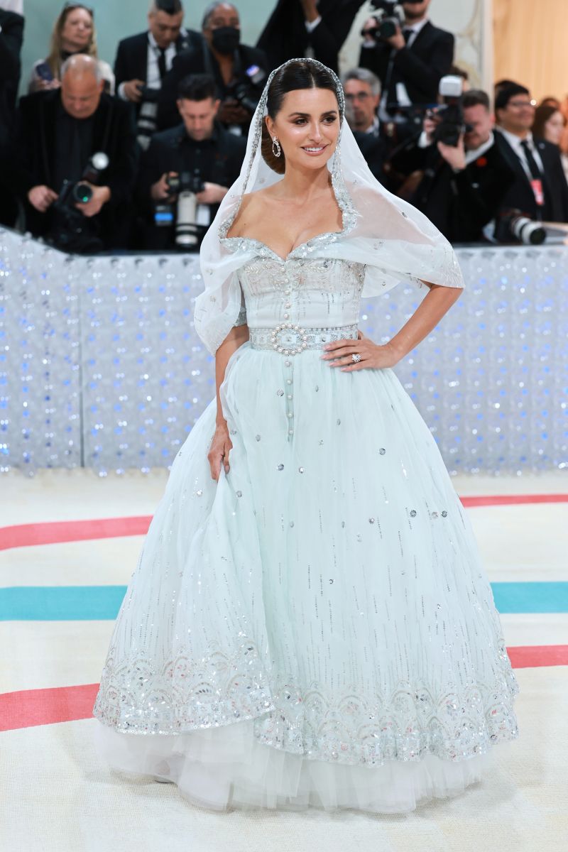 Kim Kardashian y su vestido transparente causan estragos en París!
