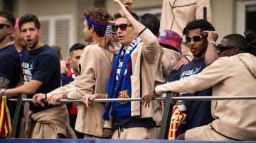 Robert Lewandowski celebrando con sus compañeros el título del FC Barcelona.