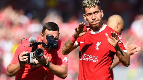 Roberto Firmino celebra con lágrimas su último gol en Anfield.