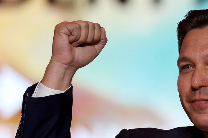 Ron DeSantis continúa mostrando mano dura en Florida