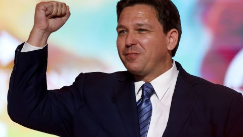 Ron DeSantis continúa mostrando mano dura en Florida