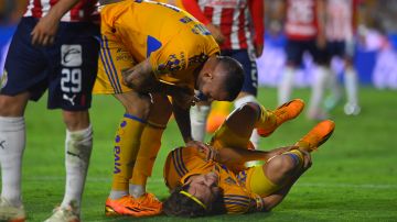 Sebastián Córdova resultó lesionado, durante el partido de ida de la final del torneo Clausura 2023.
