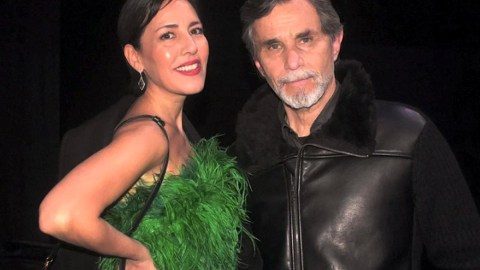Después del éxito que han tenido en el teatro al presentar la obra “Papito querido” en distintas ciudades de México y Estados Unidos, Stephanie Salas y Humberto Zurita decidieron tomarse unos días de descanso para recargarse de energía. Por ello, la pareja optó por realizar un romántico viaje por Perú, desde donde, a través de redes sociales, les compartieron a sus fans varias fotografías donde se observa lo bien que la pasaron en tierras andinas. Desde hace algunos meses, los dos actores decidieron darse una nueva oportunidad en el amor y viven un tórrido romance. Sorprendidos por la belleza de los sitios que encontraban de camino a la ciudad de Cuzco y durante su recorrido hacia Machu Picchu a bordo del tren Hiram Bingham, Stephanie y Humberto gozaron al máximo los momentos que pasaron juntos. Y es que ambas estrellas de la televisión han aprendido a sacarle el mejor partido a lo que les regala la vida. Desde que concluyó su relación con el cantante Luis Miguel, gracias a la cual se convirtió madre de Michelle Salas, poco se conocía del aspecto sentimental de Stephanie quien, a sus 53 años, parece haber logrado estabilizarse. En lo que respecta a Humberto Zurita, es un secreto a voces lo complicado que le resultó afrontar la muerte de la actriz argentina Christian Bach con quien permaneció unido durante 30 años incluso procreando a sus hijos Sebastián y Emiliano. No obstante, a sus 68 años el actor parece llevarse de maravilla con Stephanie y aunque no se habla de una posible boda, a ambos se les ve felices incluso trabajando en los mismos proyectos. “Yo sí creo que Christian tiene mucho que ver con Stephanie. Ella quería mucho a Stephanie y Stephanie a ella, se conocían muy bien y nos reencontrábamos y sí creo que fue una plumita que soltó por ahí Christian, que nos quería juntos”, señaló Zurita en enero pasado cuando decidió hacer pública su relación con su actual pareja. Lo cierto es que Stephanie y Humberto son completamente libres de gozar su relación pues los hijos de ambos también decidieron labrar su propio camino. La pareja de actores parece estar viviendo al máximo una relación amorosa que en enero se hizo pública, pero sin planes de boda También te puede interesar: Stephanie y Humberto le están dando una segunda oportunidad al amor