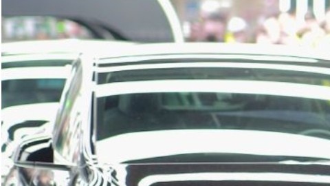 Elon Musk junto a un Tesla