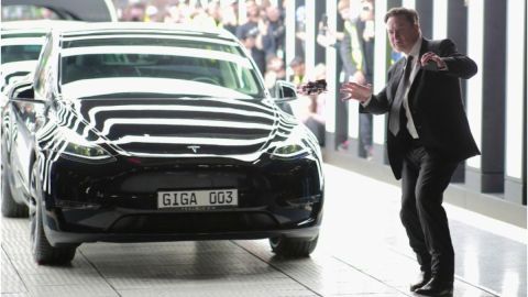 Elon Musk junto a un Tesla