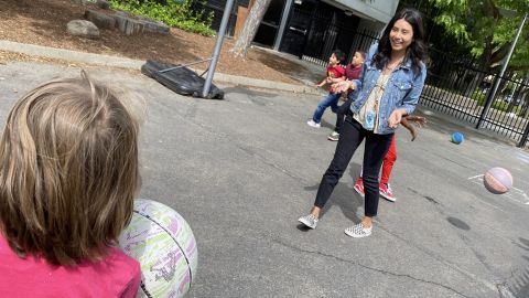 La maestra Yesenia Ortiz juega con sus alumnos durante un receso.