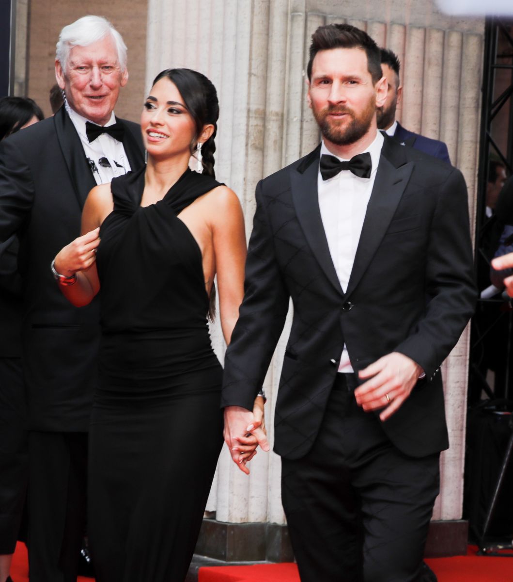 Lionel Messi llegando a la ceremonia de los Premios Laureus junto a su esposa Antonela Roccuzzo. Foto: EFE/EPA/TERESA SUAREZ