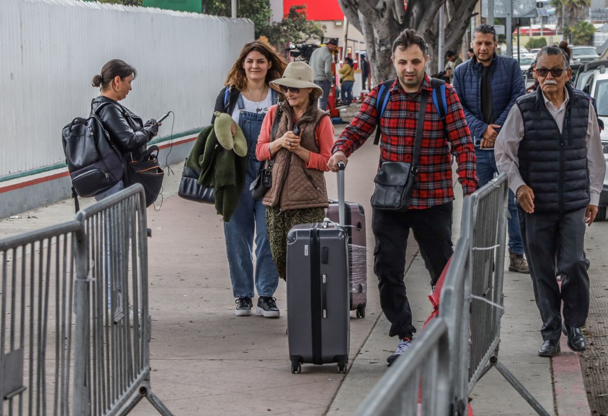 Inmigrantes con citas de CBP One ingresan a EE.UU. desde Tijuana por el paso fronterizo de Chaparral, el 12 de mayo de 2023.