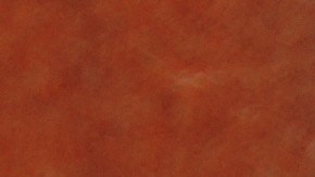 Un hombre habla con padres de familias que se quedaron al otro lado de la valla fronteriza en San Diego.