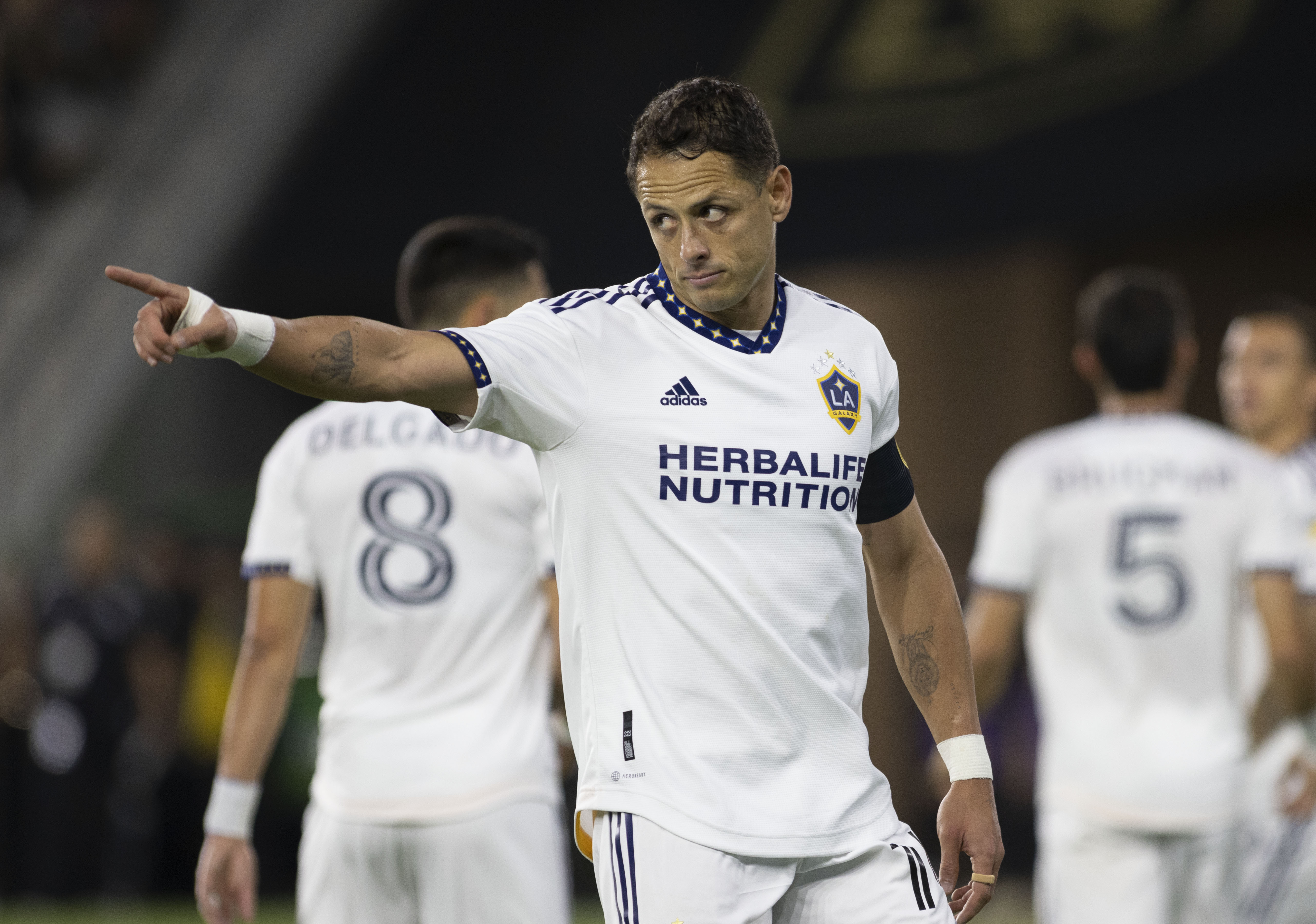 La Segunda En Su Carrera: ‘Chicharito’ Hernández Se Fue Pintado De Rojo ...