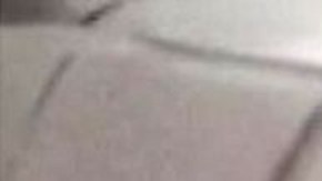 El momento en que la puerta del avión fue abierta por uno de los pasajeros en pleno vuelo.