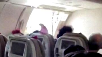 El momento en que la puerta del avión fue abierta por uno de los pasajeros en pleno vuelo.