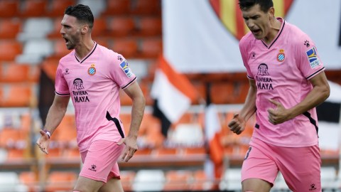 César Montes celebrando su gol al Valencia.