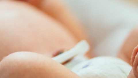 Nació el primer bebé con el ADN de tres personas distintas en Reino Unido