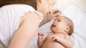 Hablar con los bebés estimula el desarrollo cerebral