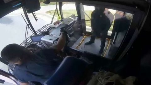 VIDEO: impactantes imágenes muestran tiroteo entre conductor de autobús y pasajero en Carolina del Norte