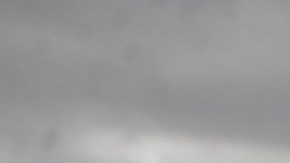 El pastor Alberto Rivera (c), durante la protesta de migrantes ante el Consulado de EE.UU. en Tijuana.
