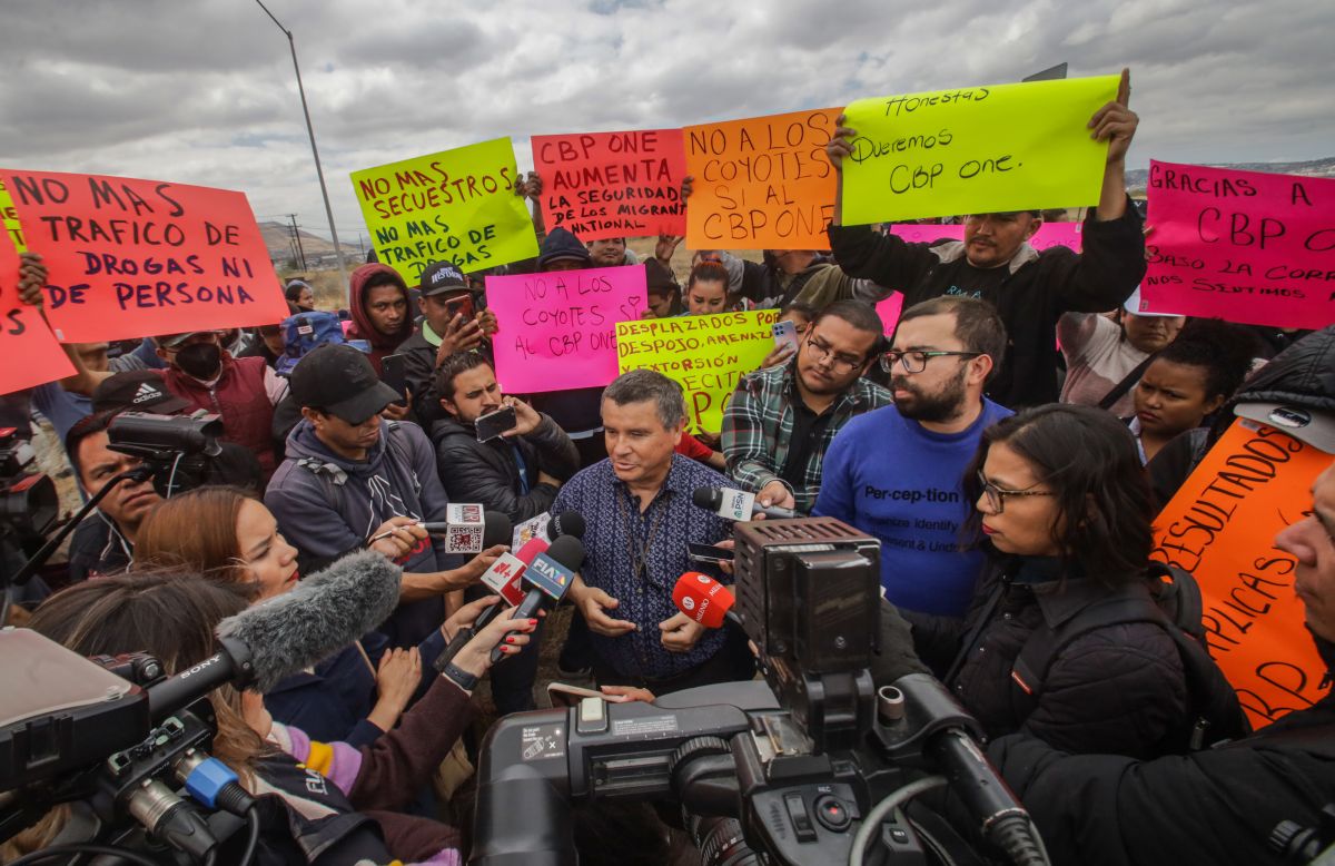 El pastor Alberto Rivera (c), durante la protesta de migrantes ante el Consulado de EE.UU. en Tijuana.