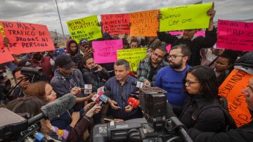 El pastor Alberto Rivera (c), durante la protesta de migrantes ante el Consulado de EE.UU. en Tijuana.