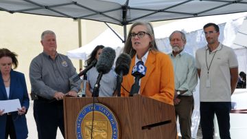 La gobernadora de Arizona Katie Hobbs anunció el plan migratorio del estado para el fin del Título 42.